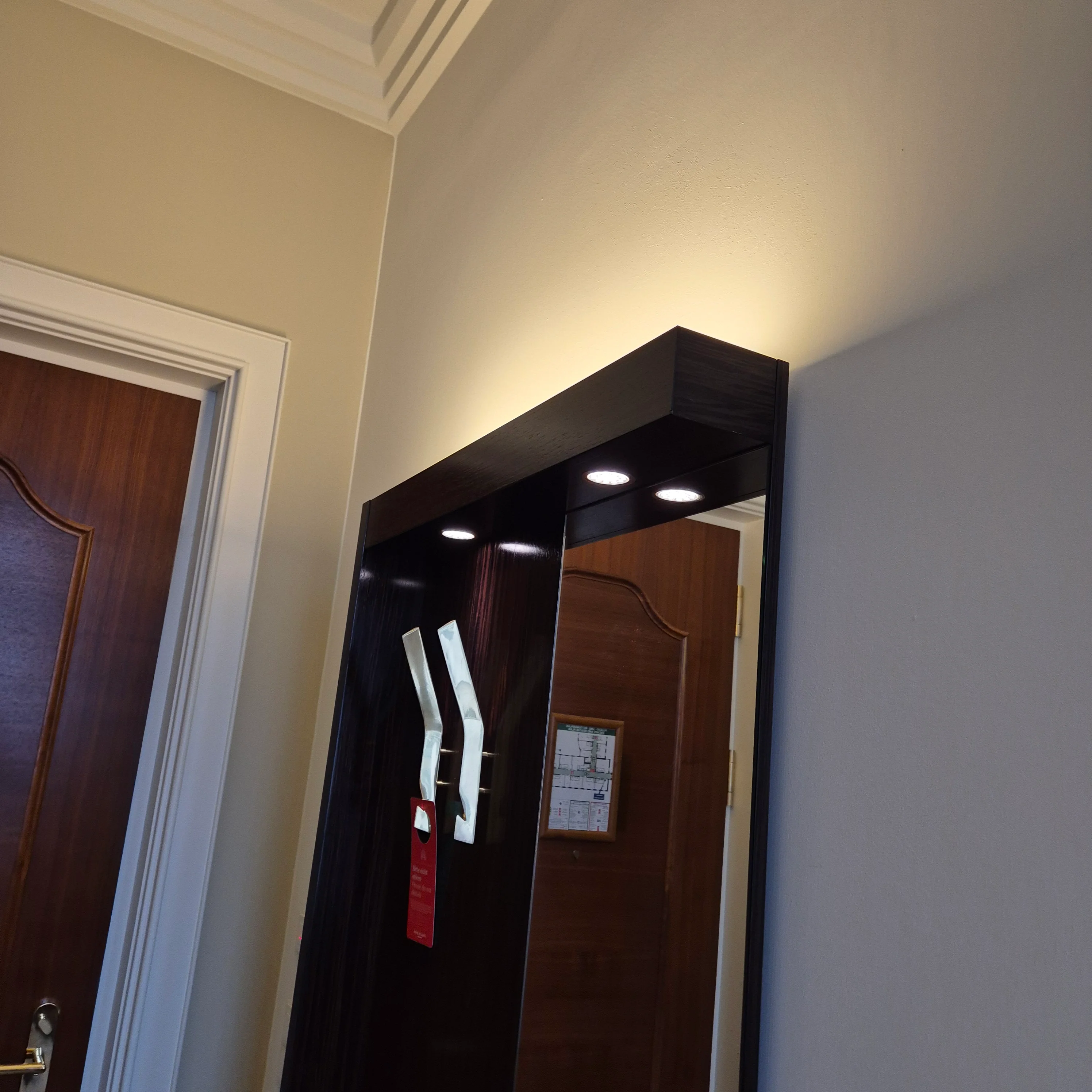 Garderobenspiegel mit Beleuchtung Atlantic Hotel Hamburg gebraucht Spiegel rechts Garderobe - Image 3