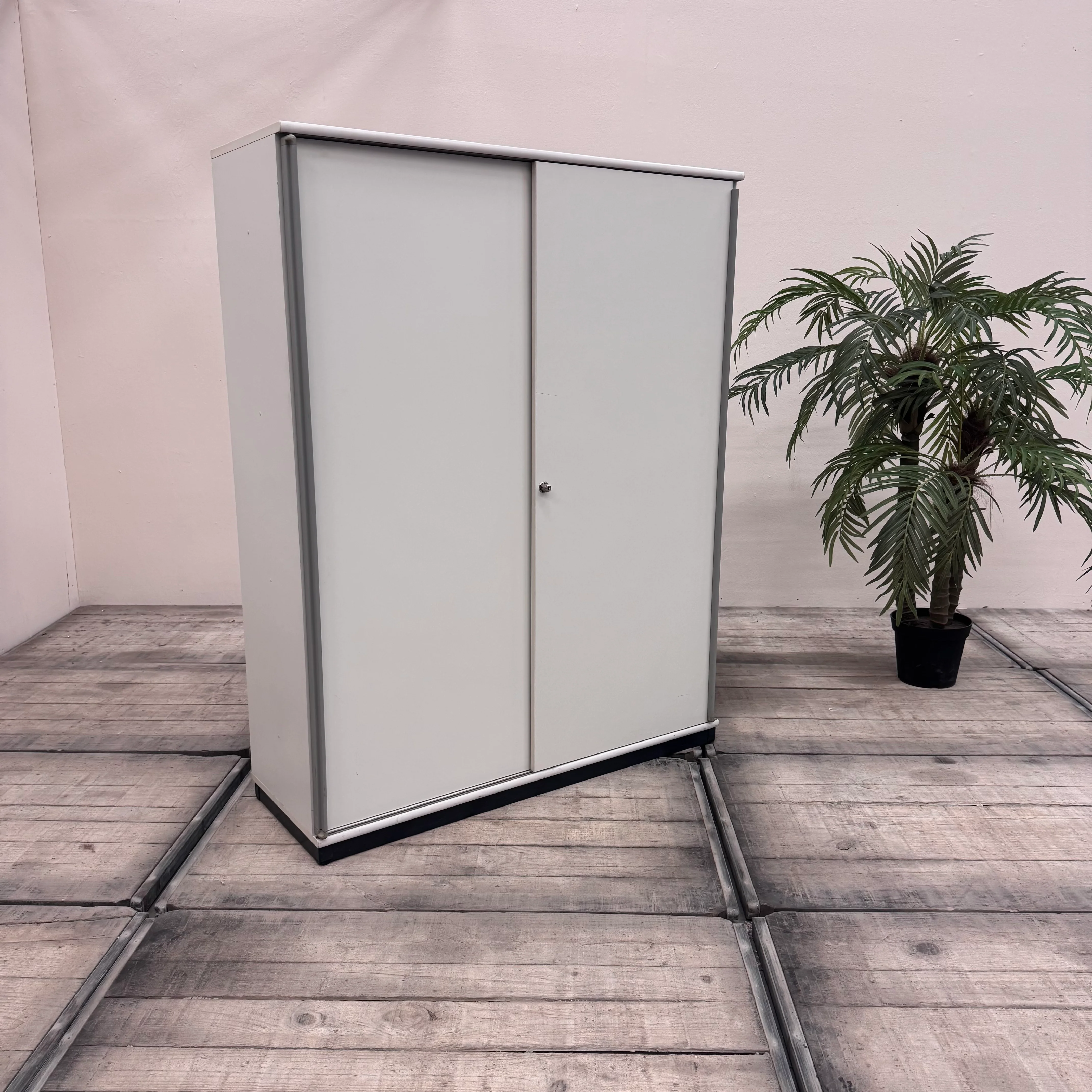 Vario Highboard 4OH mit Schiebetüren Weiß/Grau Büro Schrank Gebraucht - Image 2