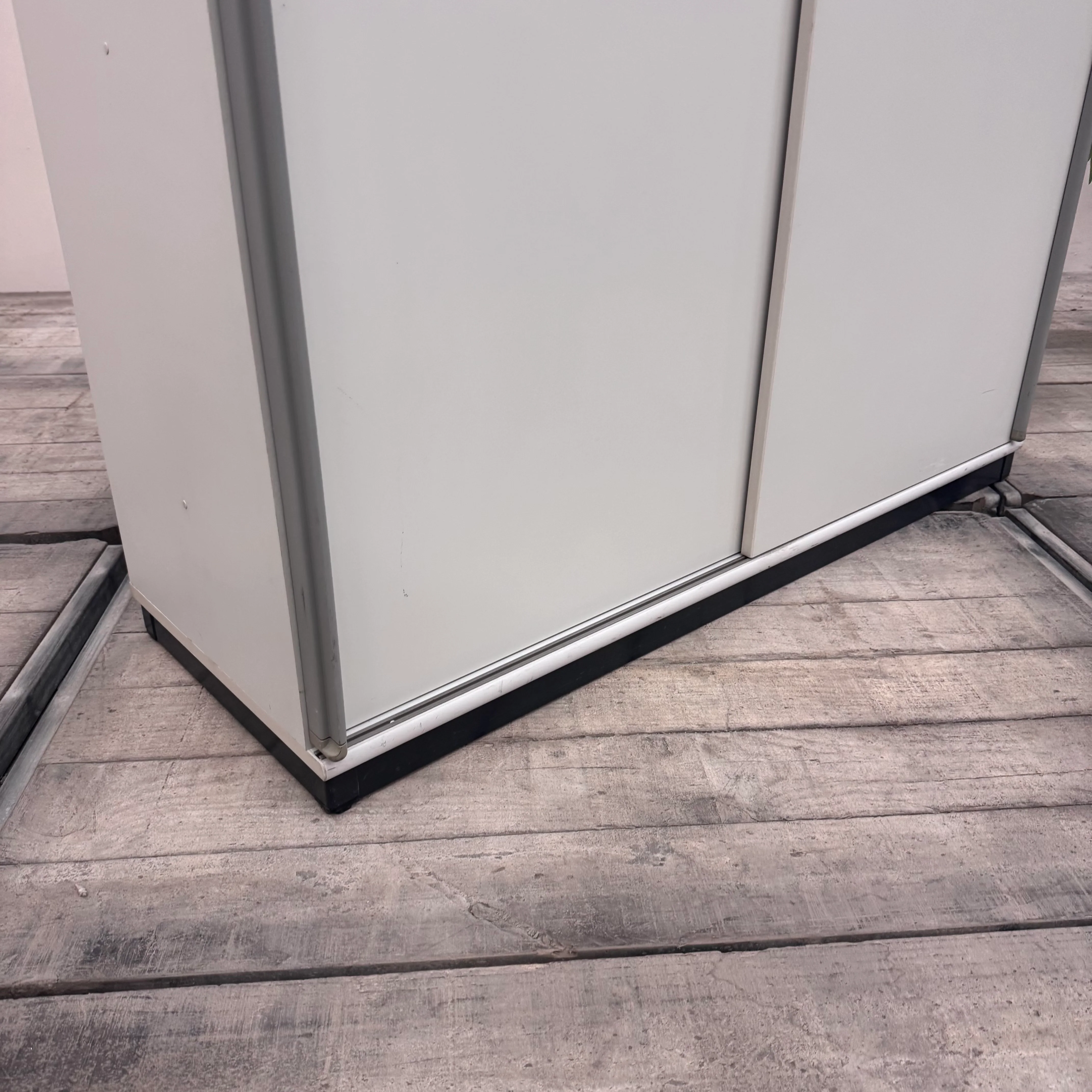 Vario Highboard 4OH mit Schiebetüren Weiß/Grau Büro Schrank Gebraucht - Image 3