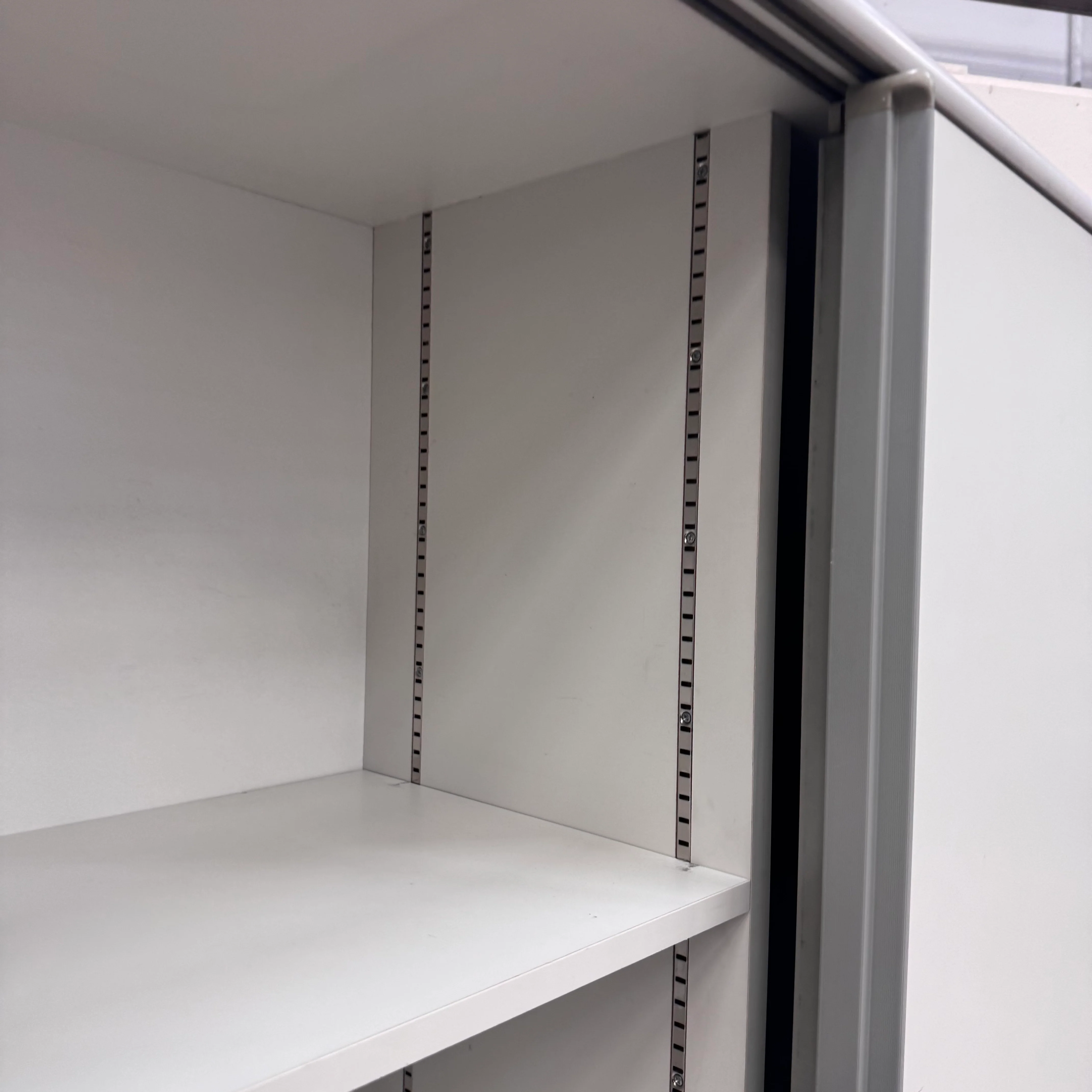 Vario Highboard 4OH mit Schiebetüren Weiß/Grau Büro Schrank Gebraucht - Image 5