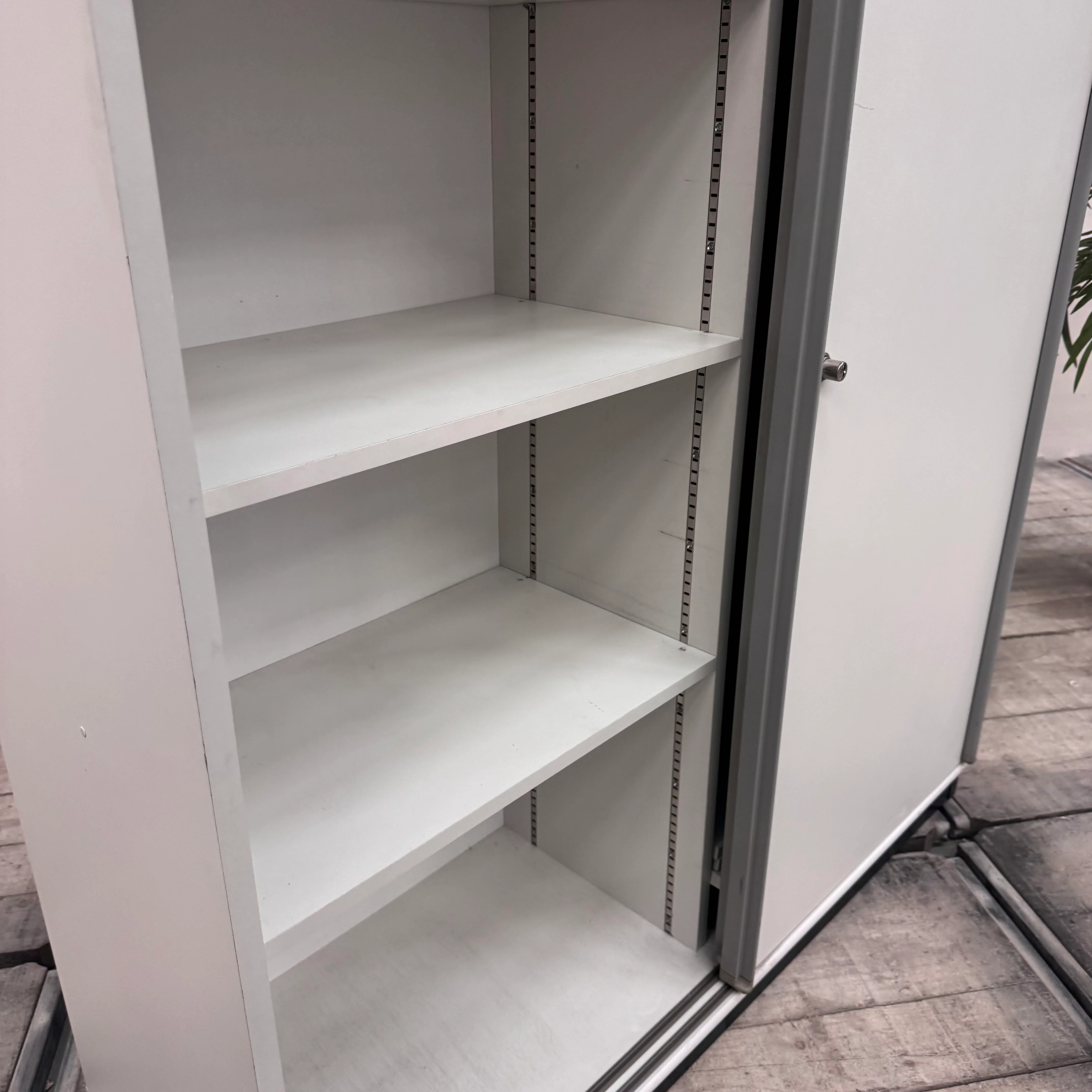Vario Highboard 4OH mit Schiebetüren Weiß/Grau Büro Schrank Gebraucht - Image 8