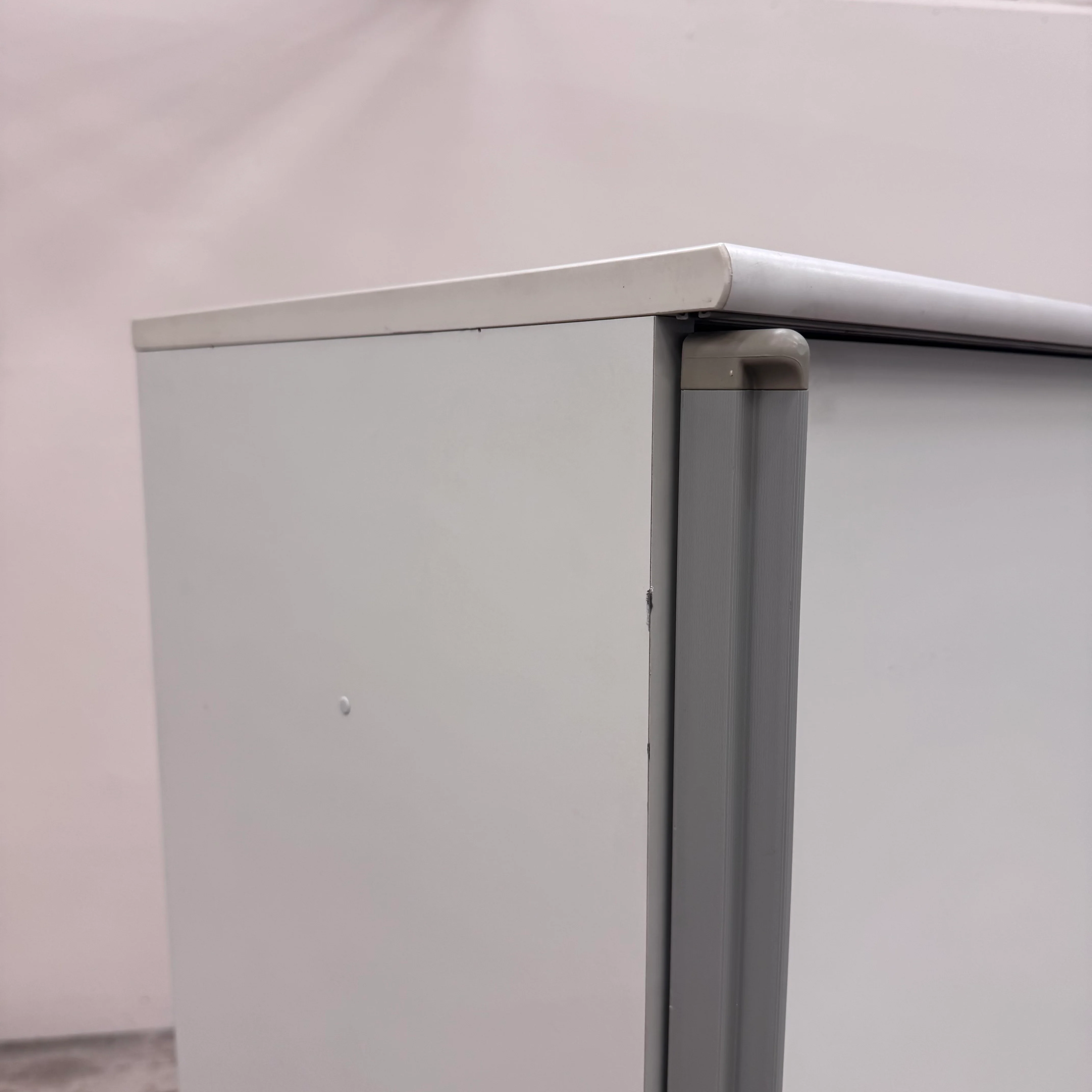 Vario Highboard 4OH mit Schiebetüren Weiß/Grau Büro Schrank Gebraucht - Image 9