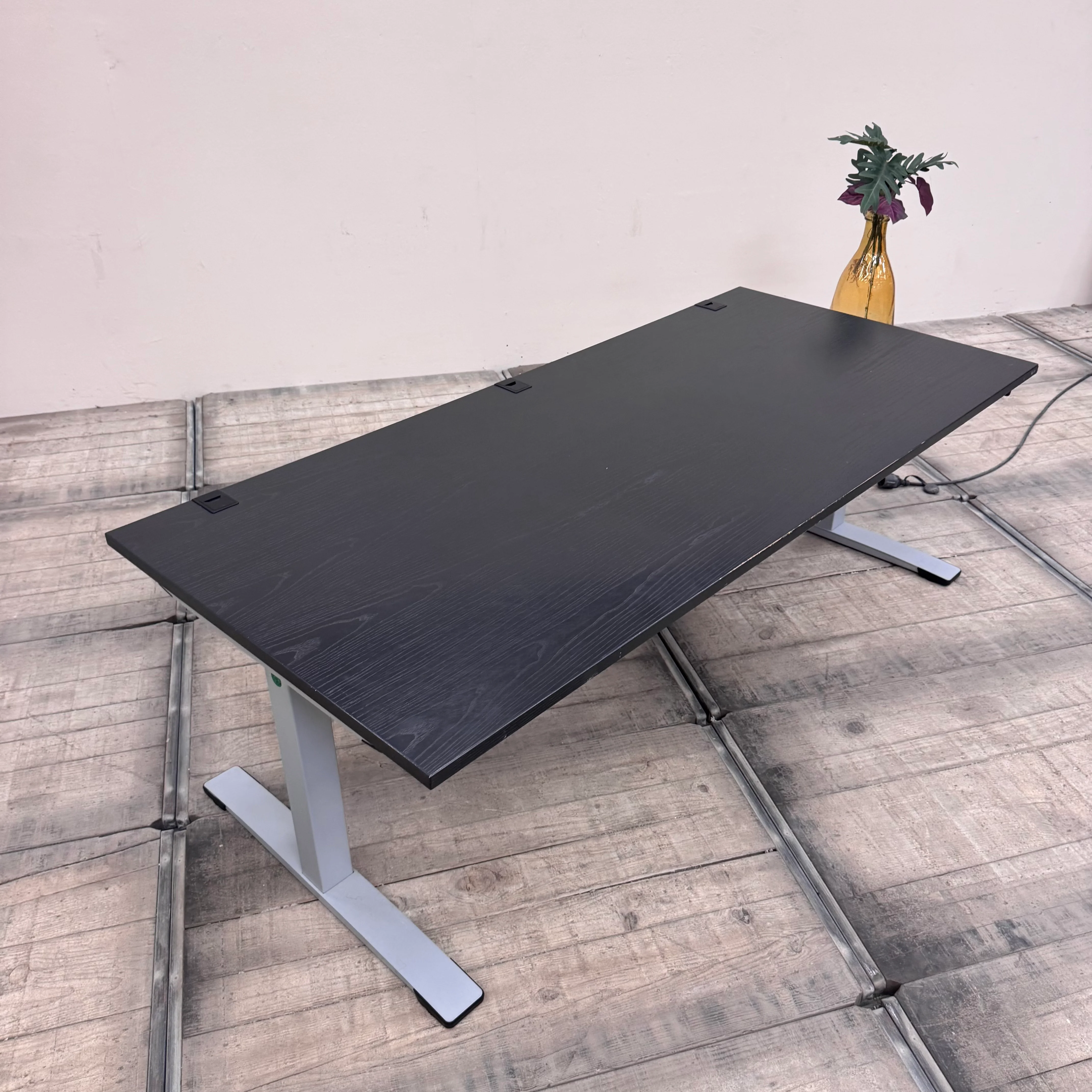 Elektrisch höhenverstellbarer OKA Schreibtisch 200x90 Anthrazit Arbeitsplatz Büro Tisch gebraucht - Image 3