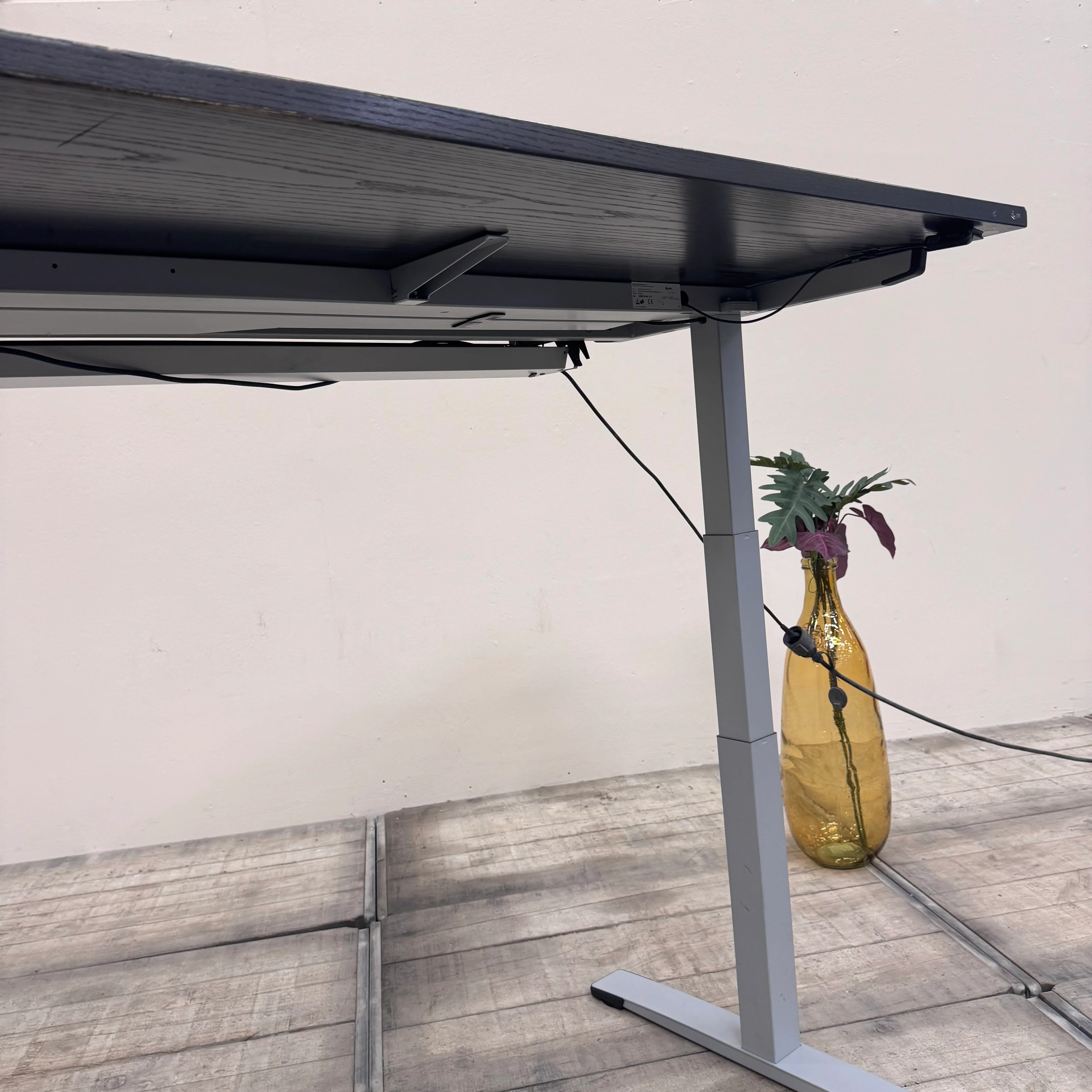 Elektrisch höhenverstellbarer OKA Schreibtisch 200x90 Anthrazit Arbeitsplatz Büro Tisch gebraucht - Image 9