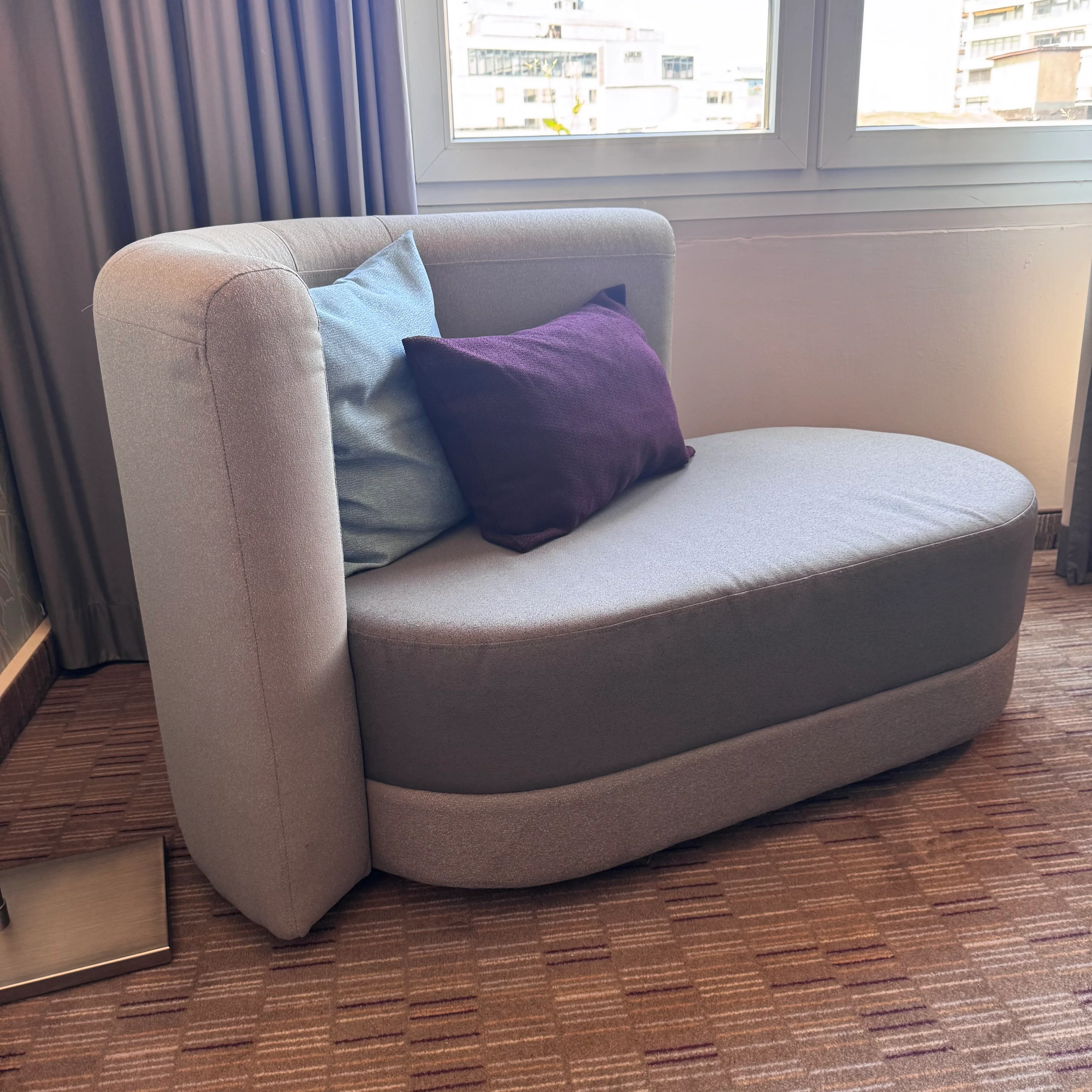 Ottomane Loungesofa grau Stoff Hotelsofa 2-Sitzer gebraucht L - Image 3