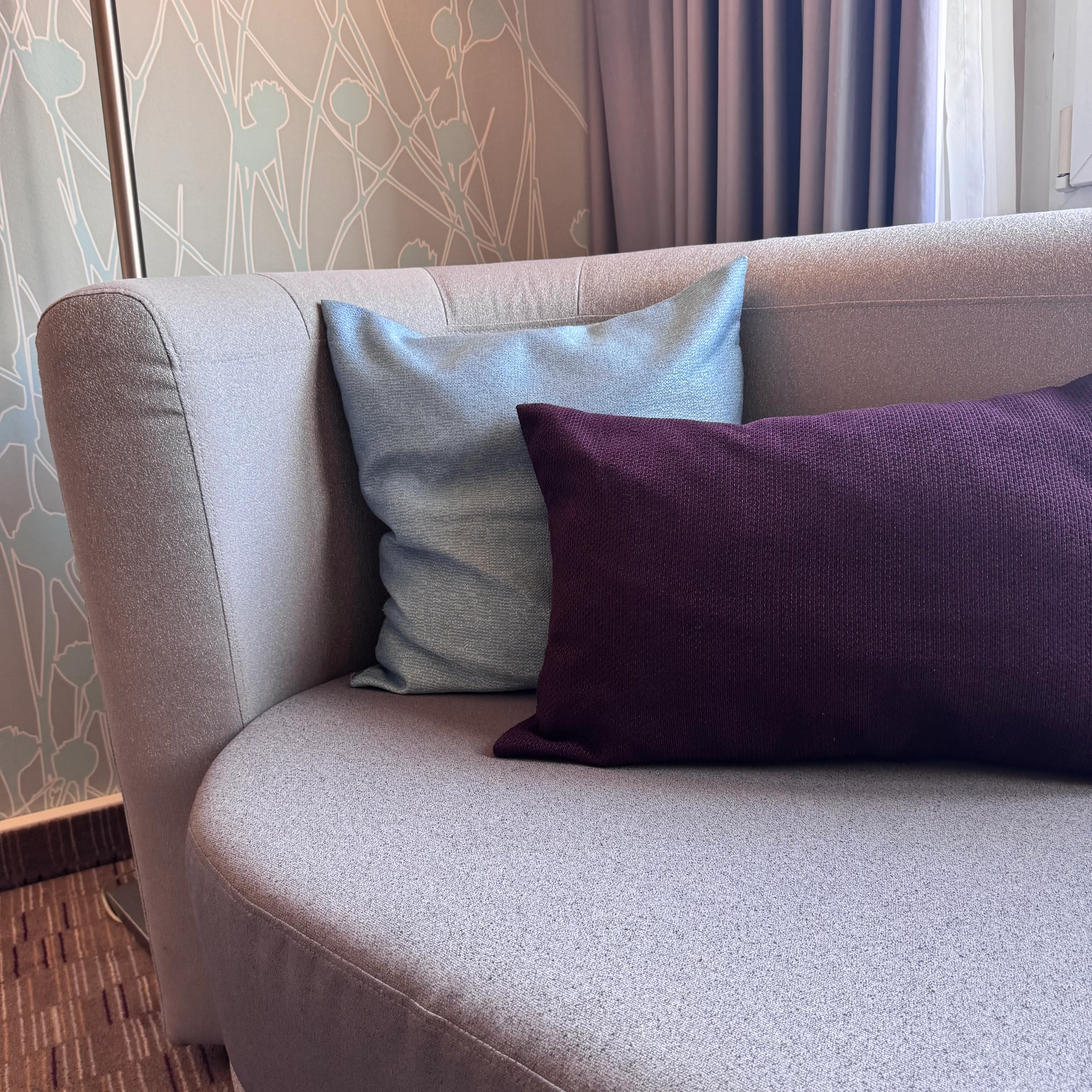 Ottomane Loungesofa grau Stoff Hotelsofa 2-Sitzer gebraucht L - Image 5