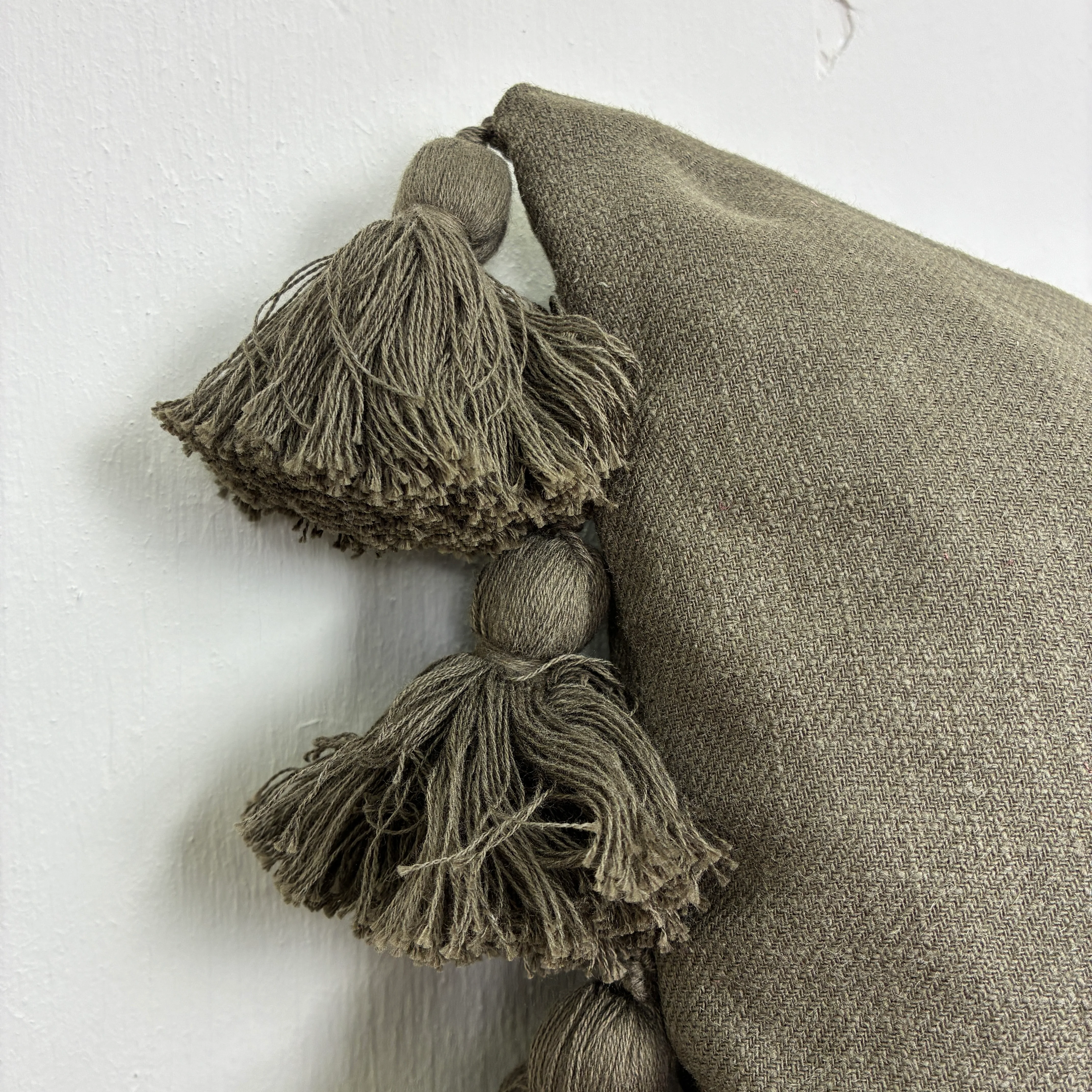 PTMD Dolly Dekokissen Taupe Khaki Quasten 45x45 Neuware - Image 3