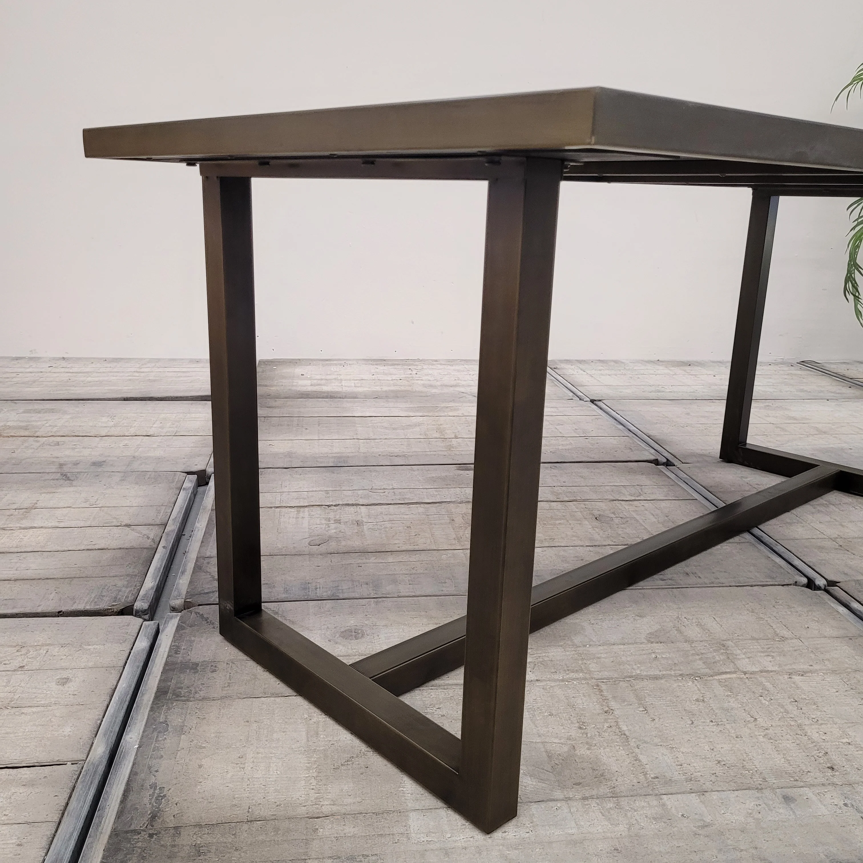 Saffron Esstisch Massivholz 180cm Fischgrät Muster Schwarz Braun Tisch - Image 4