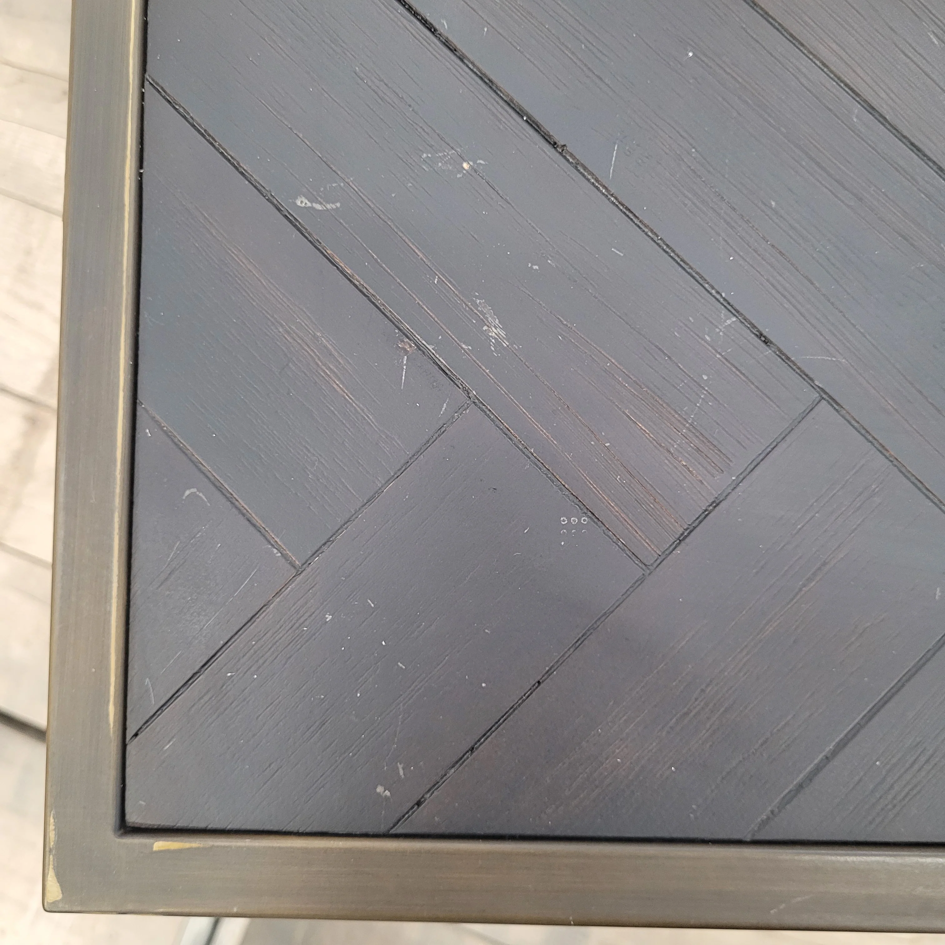 Saffron Esstisch Massivholz 220cm Fischgrät Kratzer Schwarz Braun Tisch - Image 8
