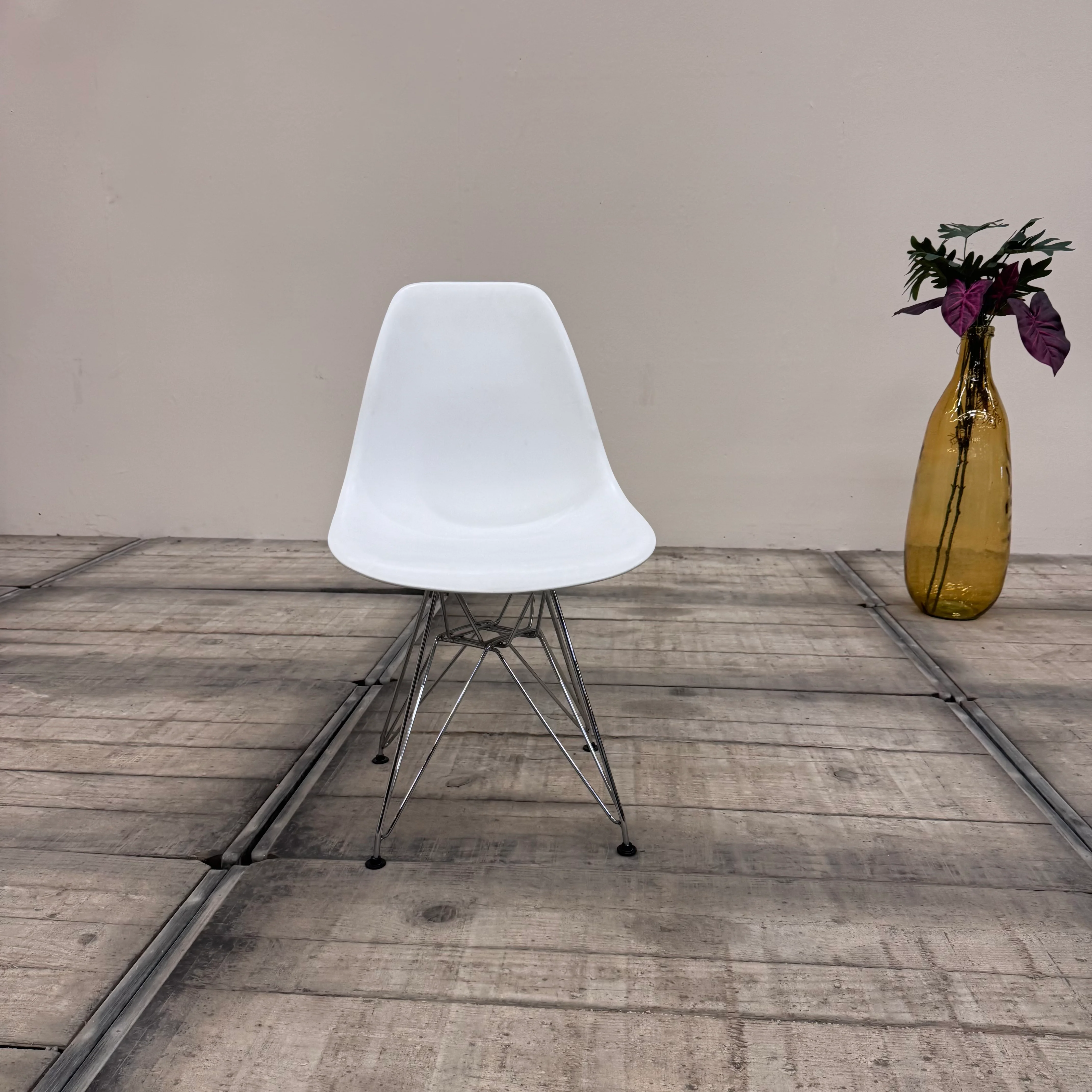 Schalenstuhl – Weiß Chrom Stuhl im Eames-Look gebraucht - Image 3
