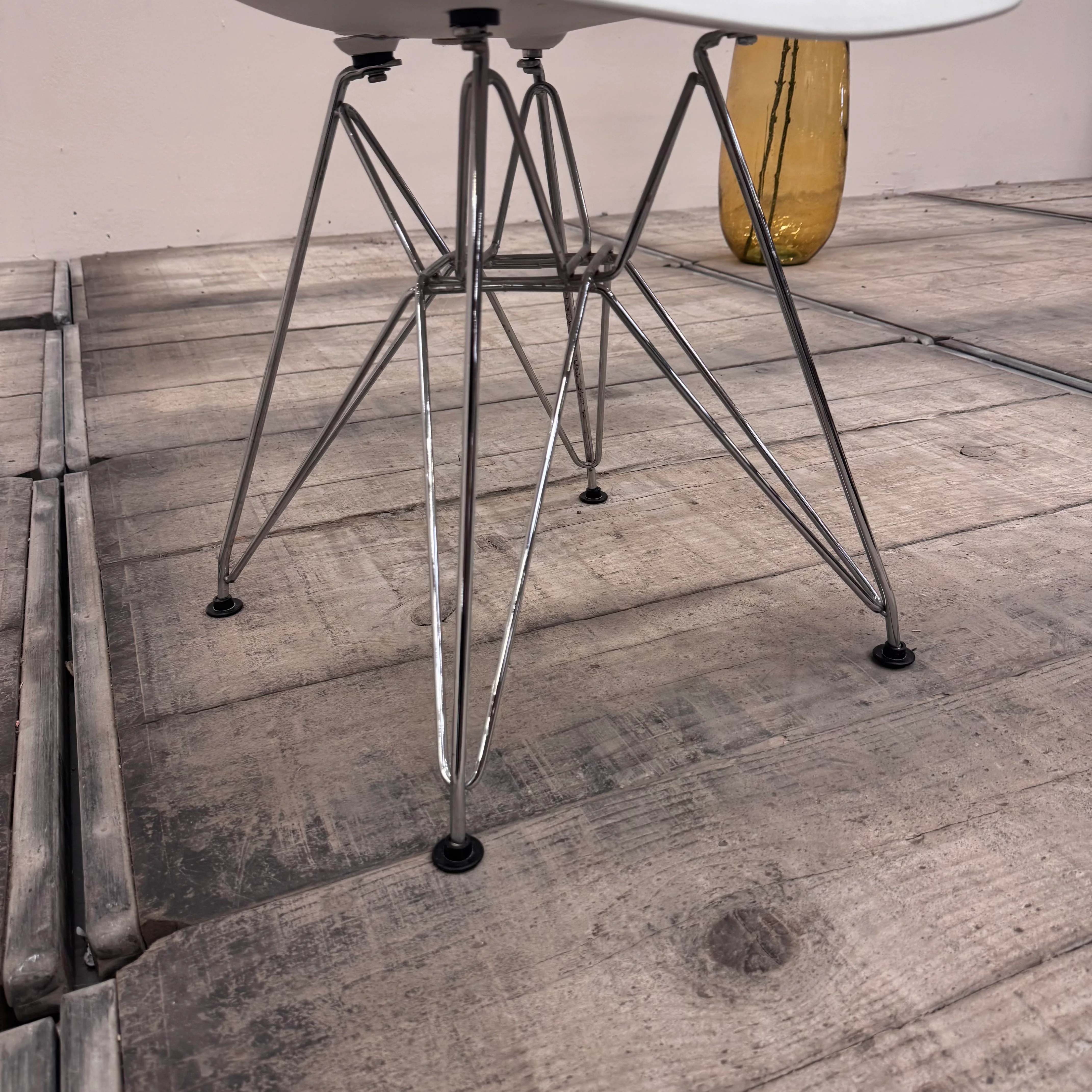 Schalenstuhl – Weiß Chrom Stuhl im Eames-Look gebraucht - Image 6