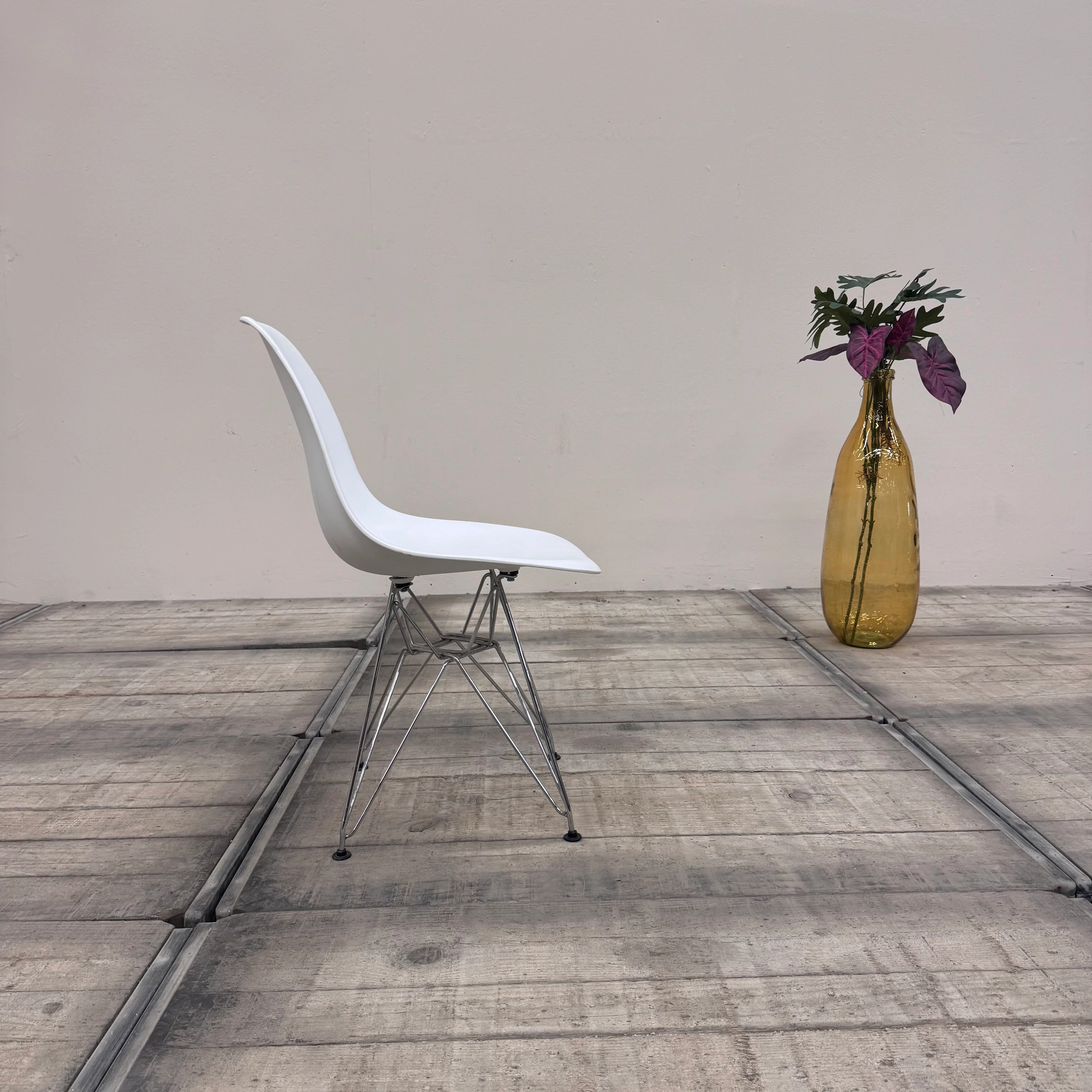 Schalenstuhl – Weiß Chrom Stuhl im Eames-Look gebraucht - Image 8