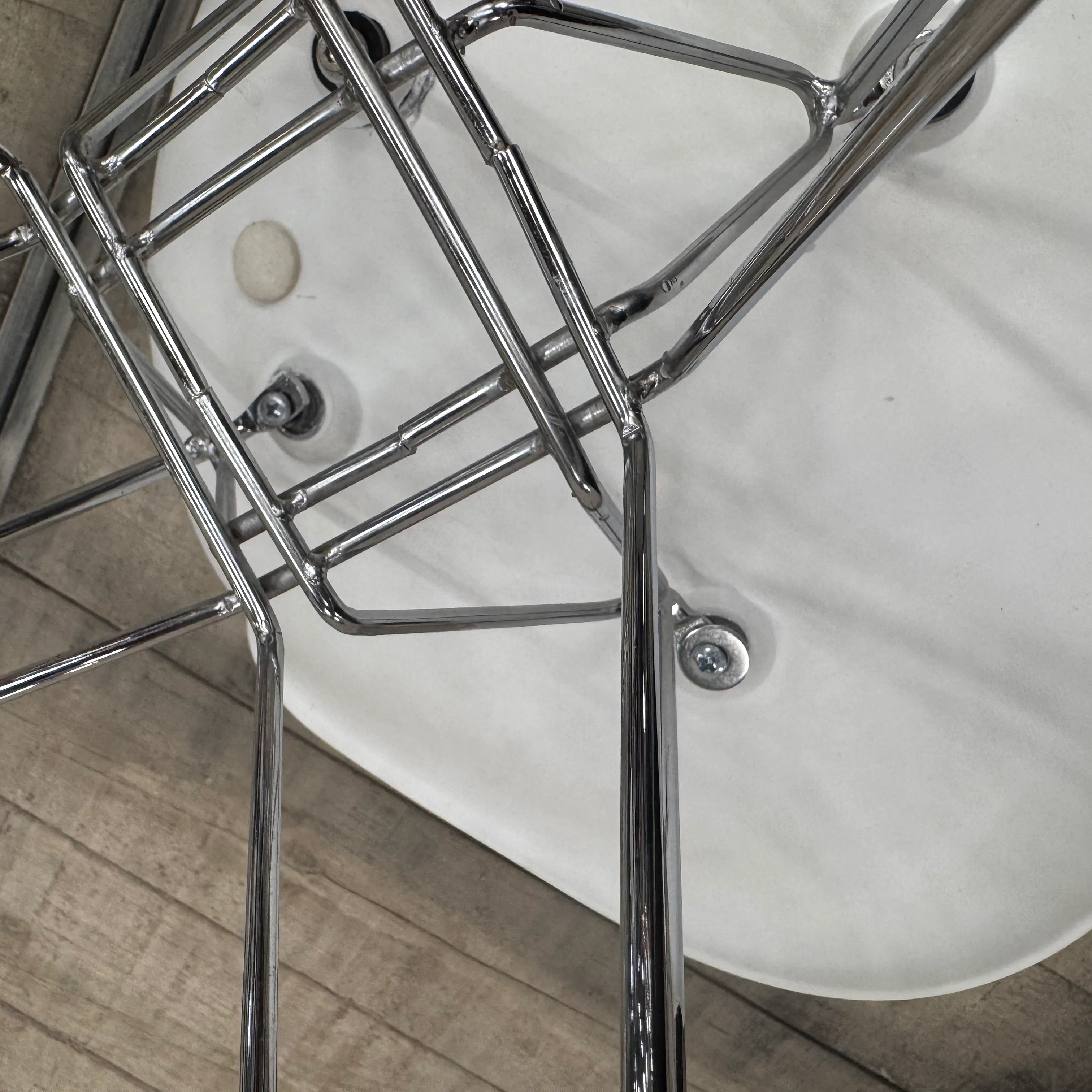 Schalenstuhl – Weiß Chrom Stuhl im Eames-Look gebraucht - Image 9