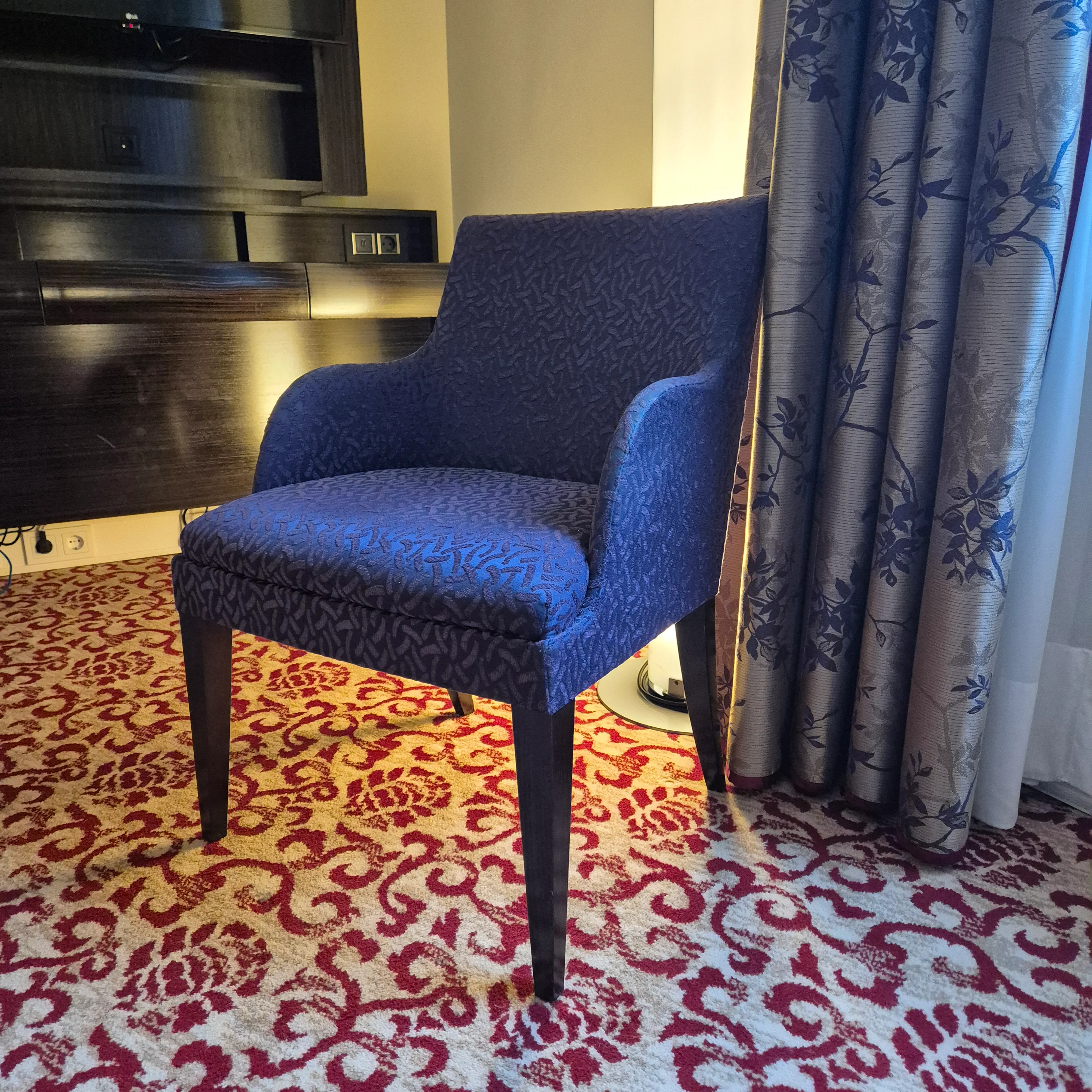 Stuhl violett Atlantic Hotel Hamburg – hochwertiger Polsterstuhl gebraucht