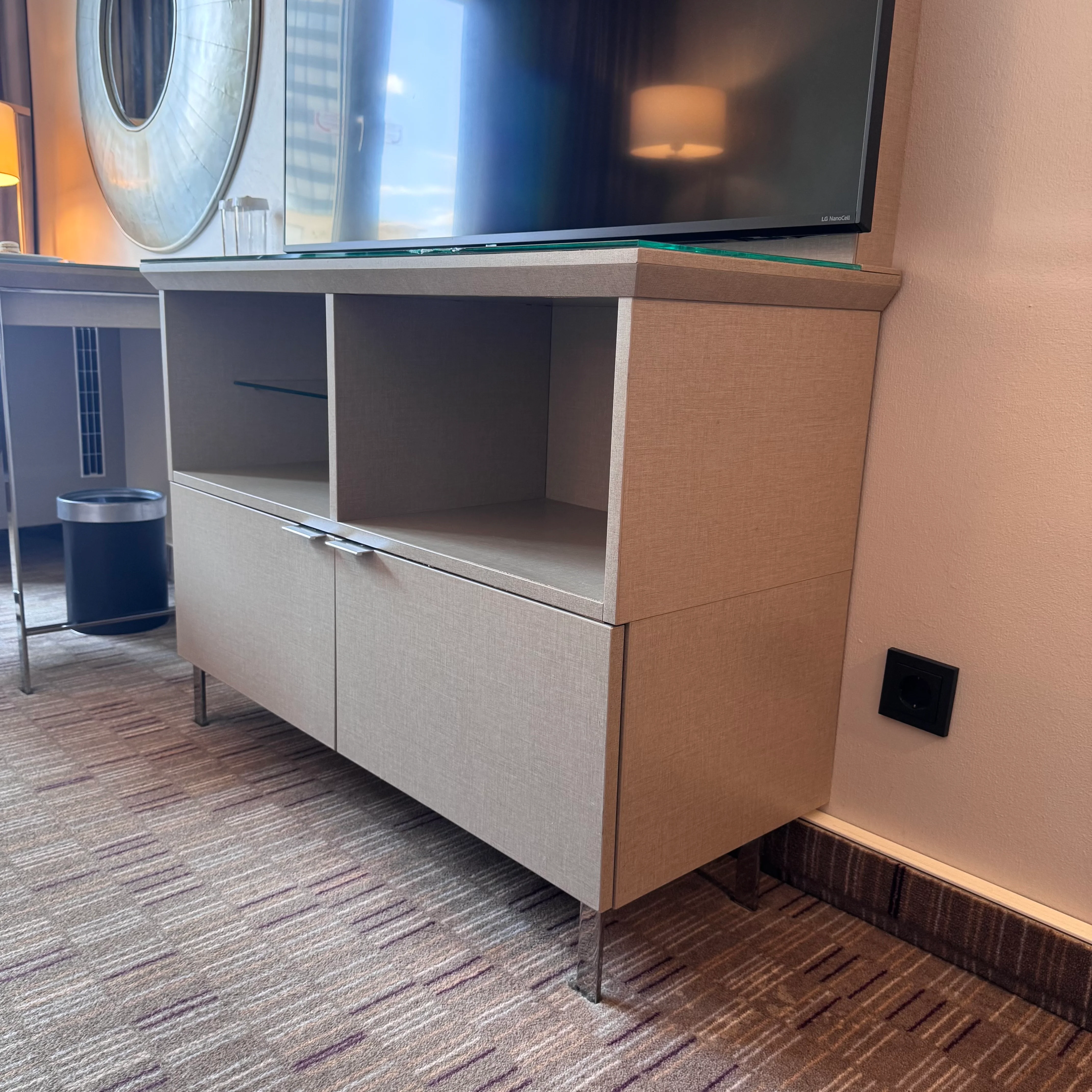 TV Lowboard grau Holz Glasplatte Schrank Kommode gebraucht - Image 3