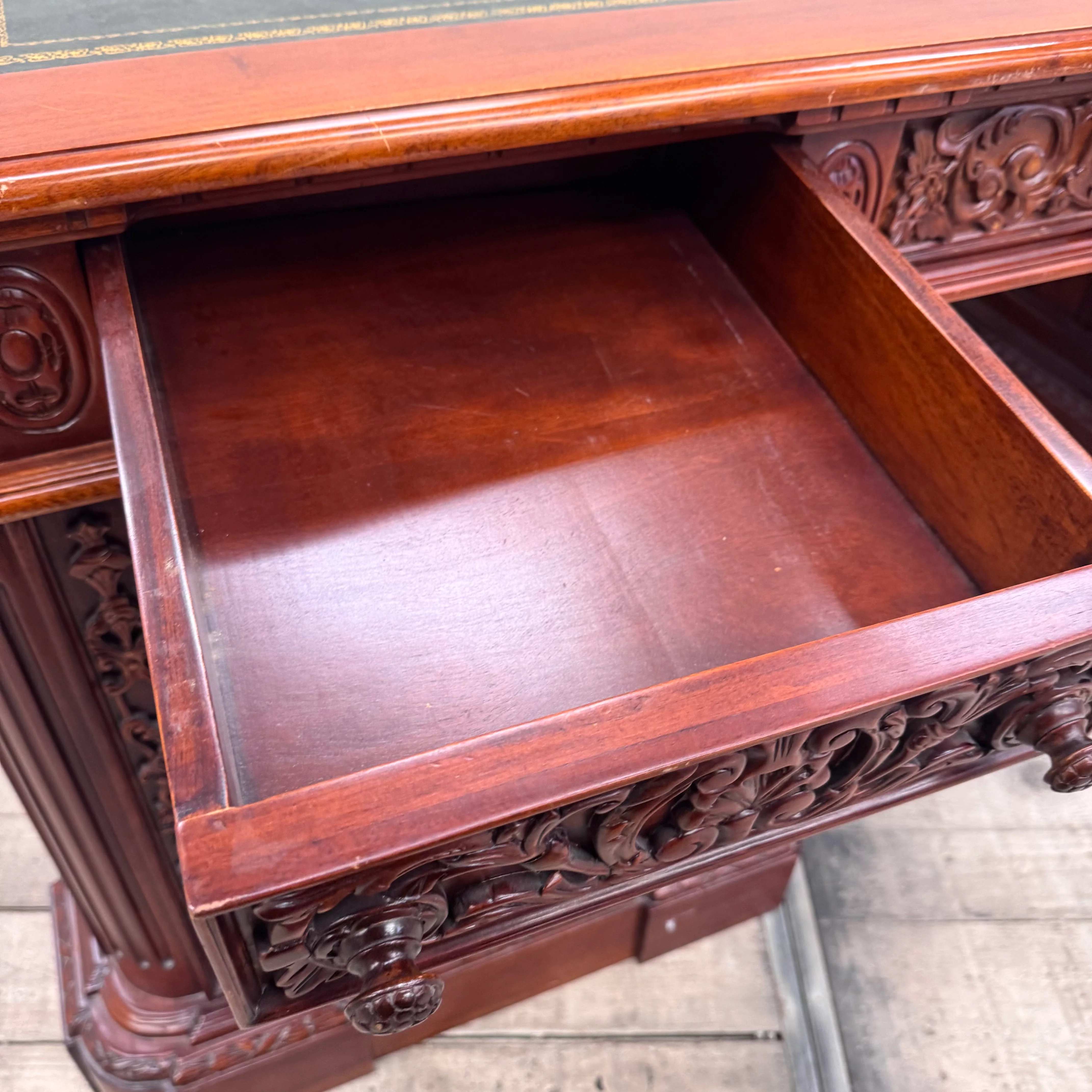 Repräsentativer Präsidentenschreibtisch – Antik-Stil Exklusiver Executive-Schreibtisch mit Lederinlay - Image 6