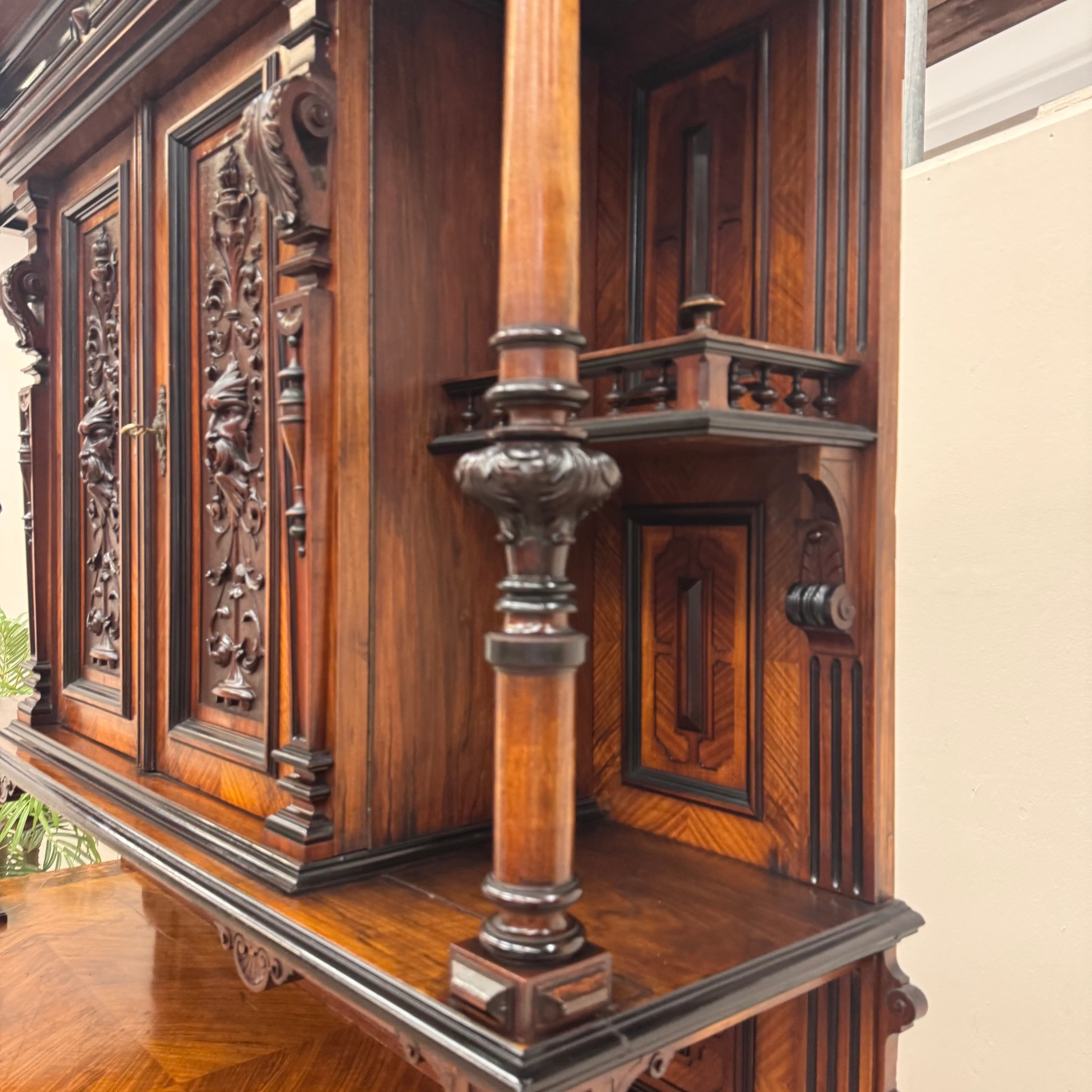 Prunkvolles Gründerzeit-Buffet in Nussbaum Antiquität Historisches Buffet aus Villen-Bestand - Image 11