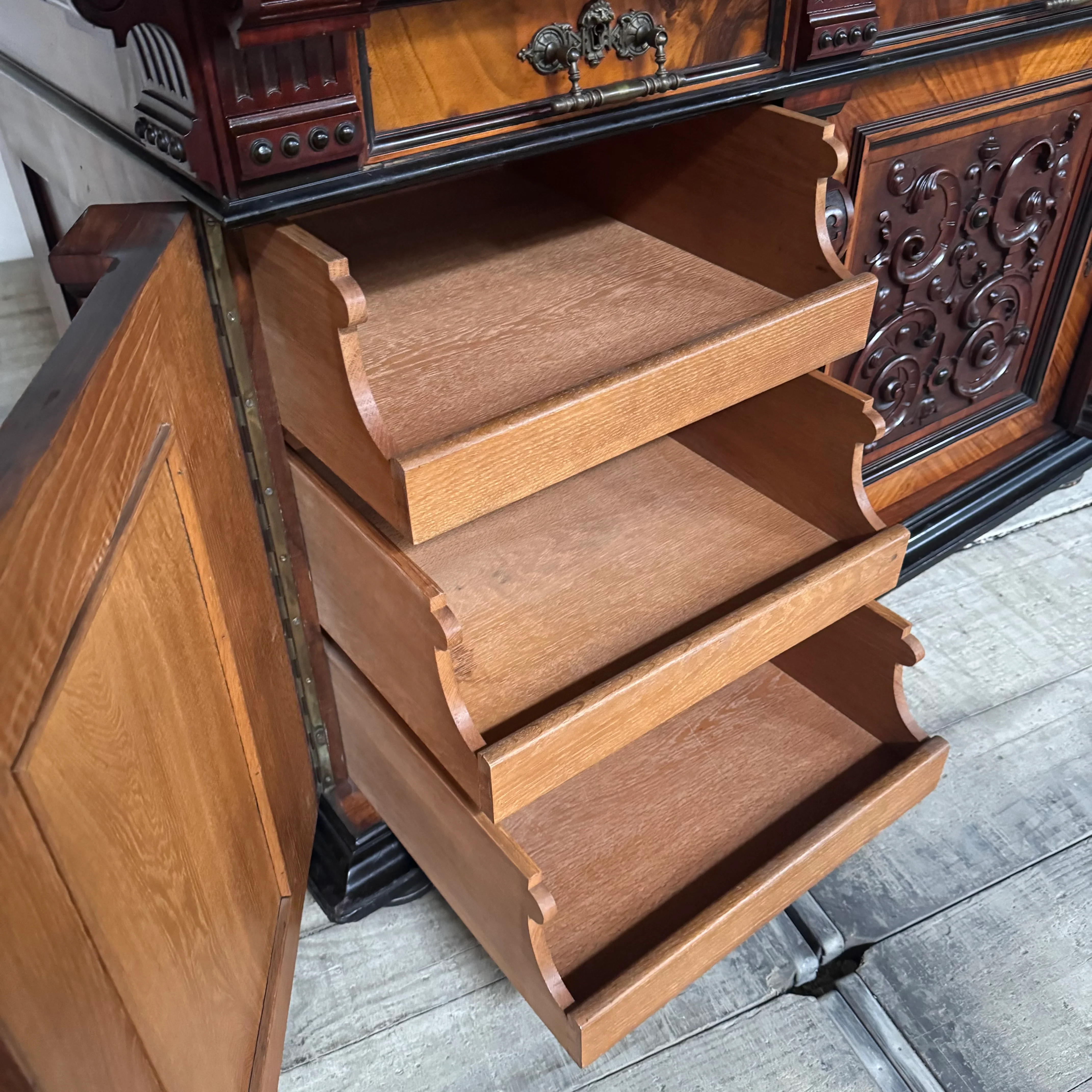 Prunkvolles Gründerzeit-Buffet in Nussbaum Antiquität Historisches Buffet aus Villen-Bestand - Image 12