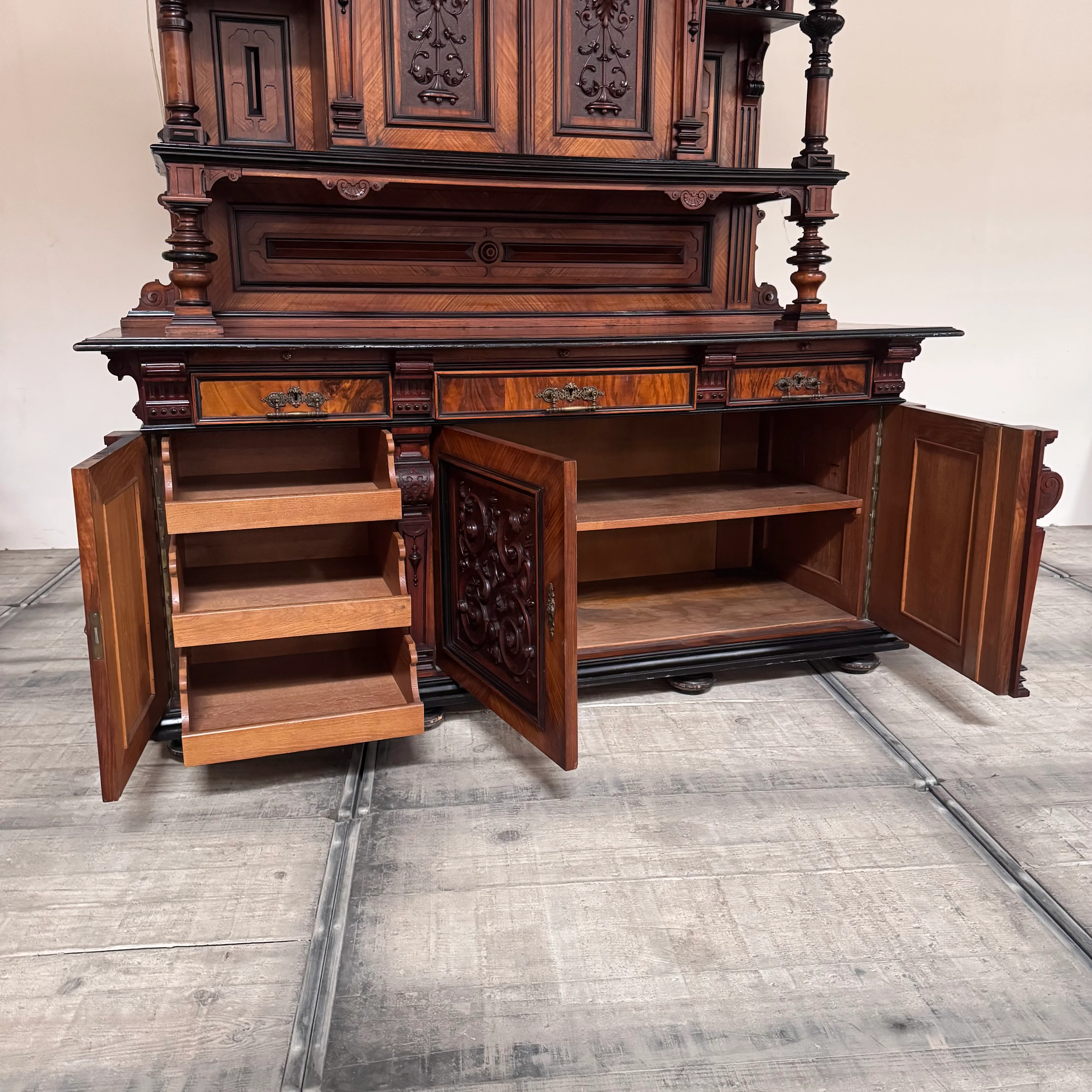 Prunkvolles Gründerzeit-Buffet in Nussbaum Antiquität Historisches Buffet aus Villen-Bestand - Image 27